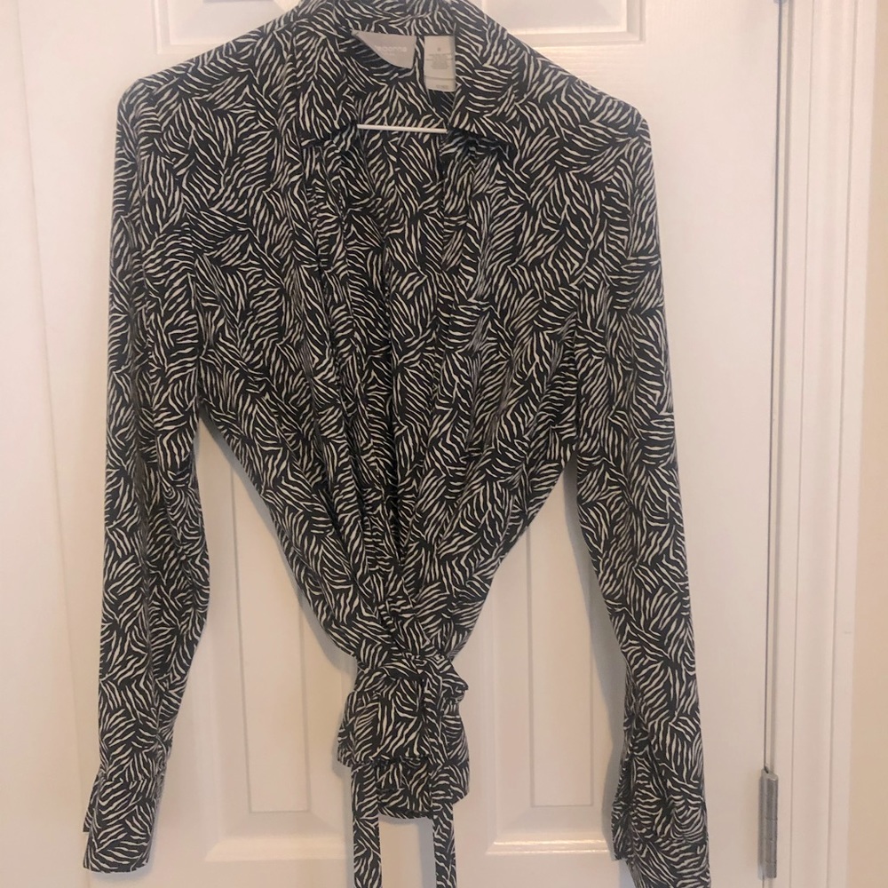 Black & White Wrap Top!
